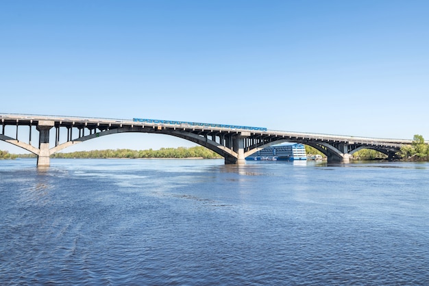 Rio Dnieper na cidade de Kiev