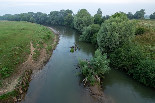 Río Dniéster por la mañana antes del amanecer en verano