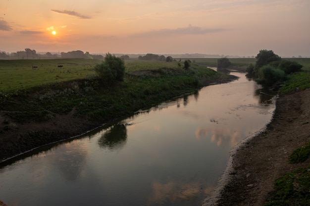 Rio Dniester pela manhã, antes do nascer do sol no verão