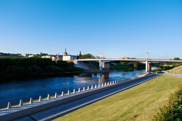 Rio Dnipro e a ponte. Vista de Smolensk. Rússia