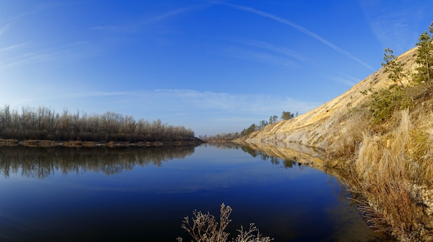 Río Don en Rusia. Fotografiado en el otoño antes de la formación del hielo. Playa de arena alta.