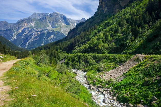 Río Doron en el parque nacional de Vanoise valle alpino, Savoie, Alpes franceses