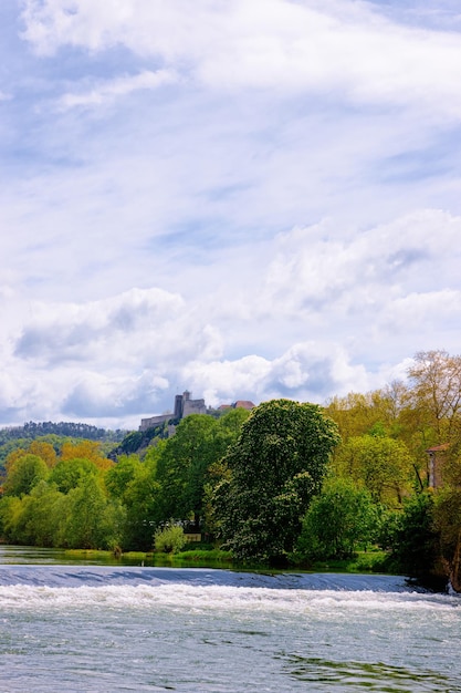 Río Doubs y Ciudadela de Besançon de Borgoña Franche-Comte, región de Francia. Naturaleza y castillo francés y fortaleza de piedra medieval en Borgoña. Arquitectura y paisaje de la fortaleza.