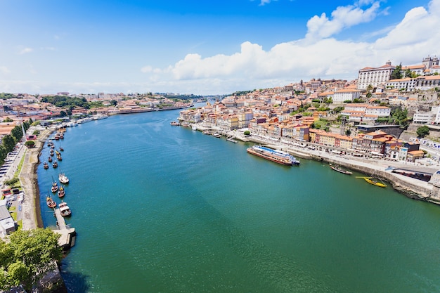 Rio Douro e barcos tradicionais no Porto, Portugal