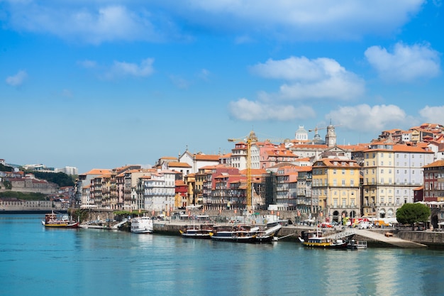 Rio Douro e barcos tradicionais no Porto, Portugal