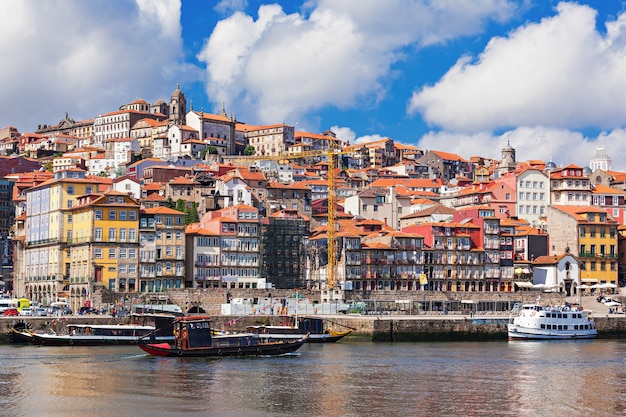 Rio douro e barcos tradicionais no porto, portugal