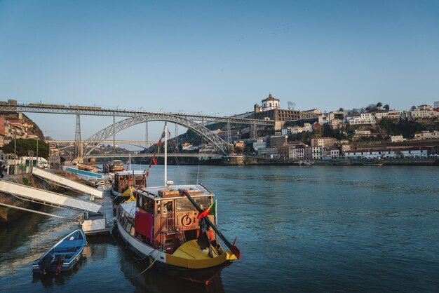 Foto río duero con barcos puente dom luis i y monasterio de serra do pilar porto portugal