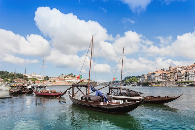 Río Duero y embarcaciones tradicionales en Oporto, Portugal