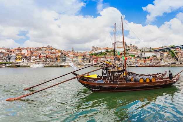 Río Duero y embarcaciones tradicionales en Oporto, Portugal