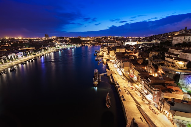 Río Duero y embarcaciones tradicionales en Oporto, Portugal