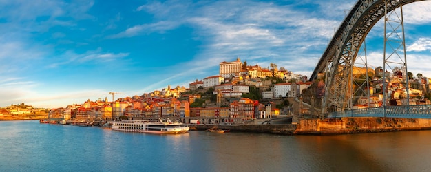 Río Duero y puente Dom Luis, Oporto, Portugal.