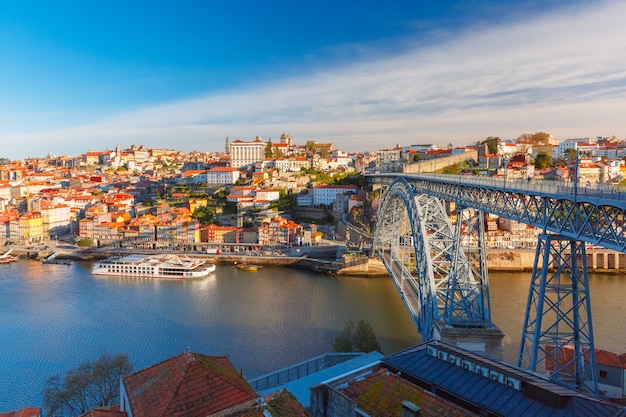 Río duero ribeira y dom luis i o luiz i puente de hierro en la soleada mañana de porto portugal