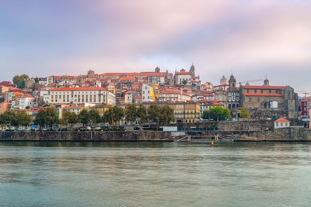 Foto el río duero a través de la ciudad portuguesa de oporto.