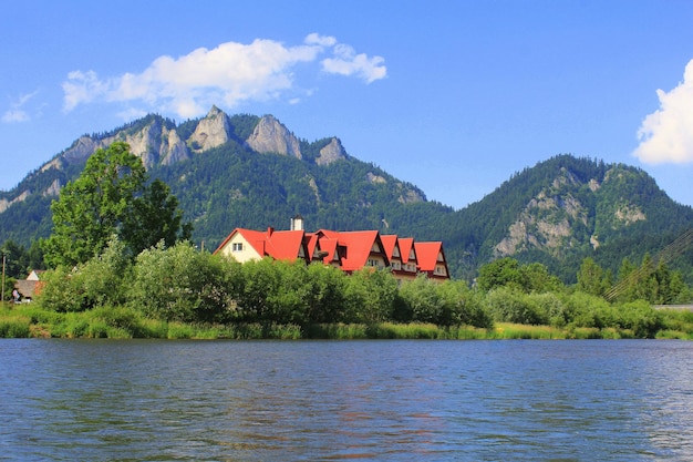 Rio Dunajec e o pico das Três Coroas nas montanhas Pieniny no verão da Polônia