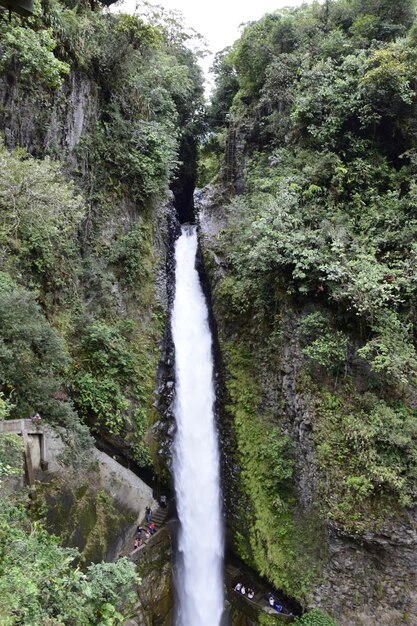 Rio e cachoeira Pailon del Diablo Mountain nos Andes Banos