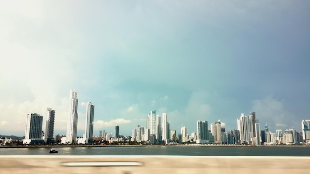 Foto rio e edifícios na cidade