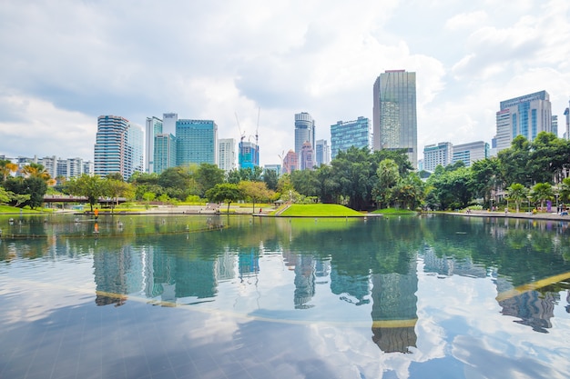 Rio e jardim na cidade. Reação de água.