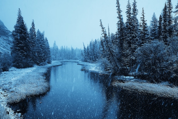 rio e montanhas neve sazonal, plano de fundo da paisagem, vista panorâmica