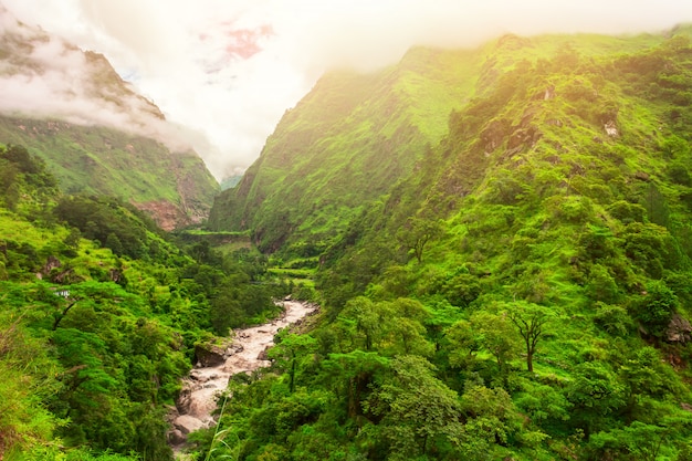 Rio e montanhas no Nepal