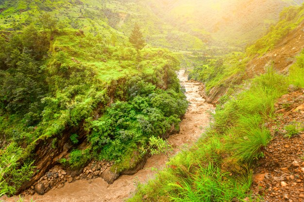 Rio e montanhas no Nepal