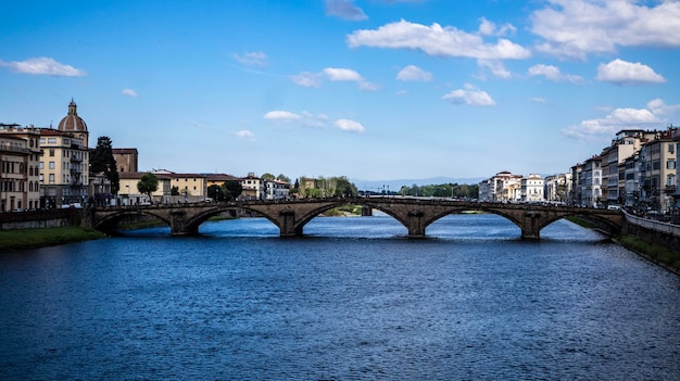 Rio e ponte de Florença Arno