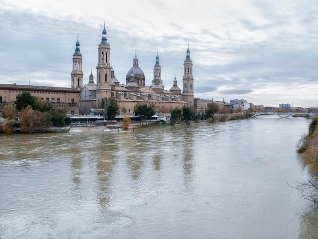 el río Ebro corre caudaloso por Zaragoza con la Basílica del Pilar como testigo centenario