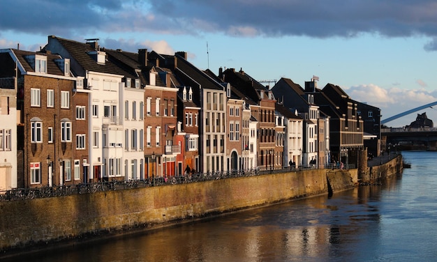 Río por edificios en la ciudad