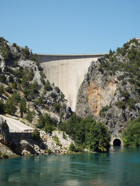 Foto río con edificios en el fondo