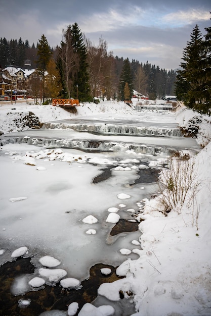 Río Elba congelado en Spindleruv Mlyn en la ciudad de montaña de invierno cerca de Hradec Kralove República Checa