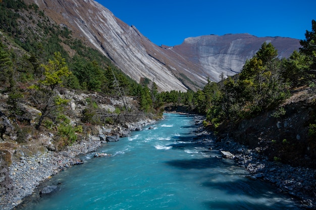 Rio em annapurna circuit trekking, nepal, foto da paisagem