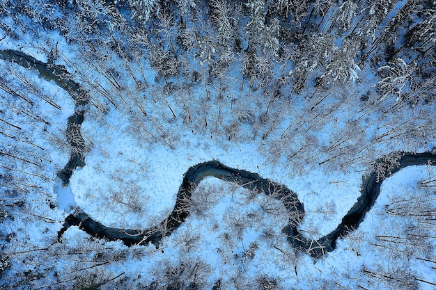 rio em vista de inverno de drone, paisagem de floresta de geada ao ar livre