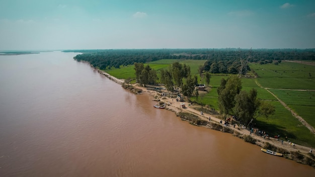 El río es marrón y el río es marrón.