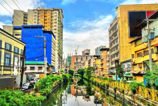 Foto el río estero de binondo en manila, la capital de las filipinas