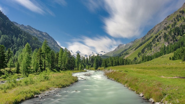 Rio fluindo de uma geleira nos alpes suíços