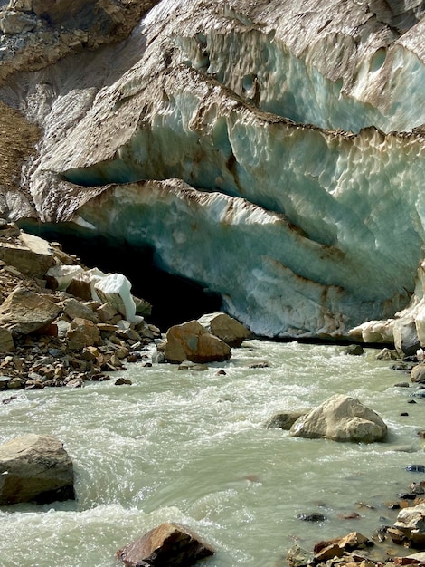 El río fluye fuera de un glaciar