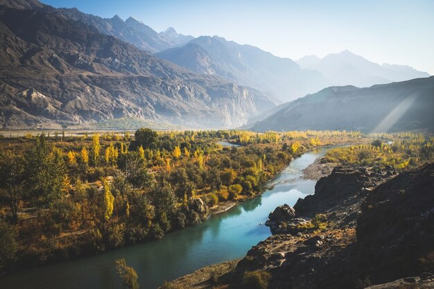 Río fluye a través de Gakuch en otoño.