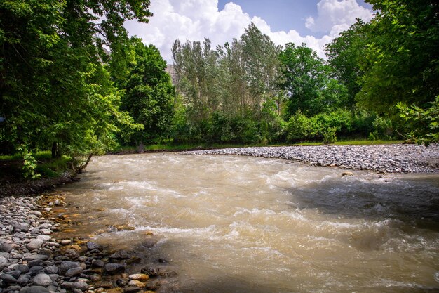 El río fluye a través de los valles.