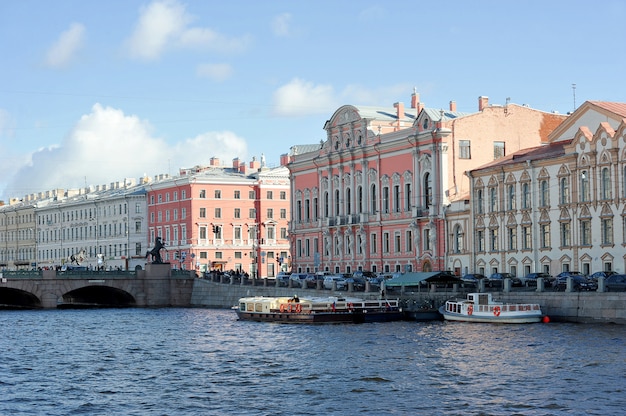 Rio Fontanka, no Palácio Stroganov e na ponte Anichkov em São Petersburgo