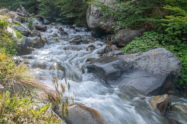 Río formado por el derretimiento del glaciar marcial en ushuaia argentina durante el verano