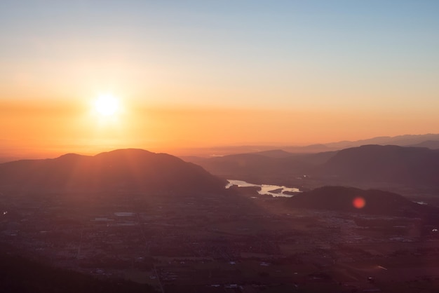 Río Fraser Valley y paisaje montañoso canadiense durante la puesta de sol