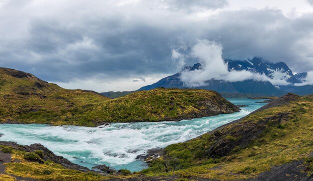 Un río furioso que fluye a través de un majestuoso paisaje montañoso