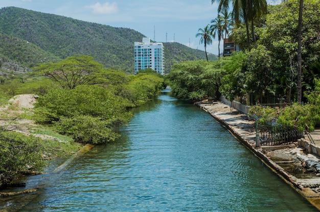 Foto rio gaira entre edifícios da cidade localizados perto da estância balnear de rodadero em santa marta colômbia