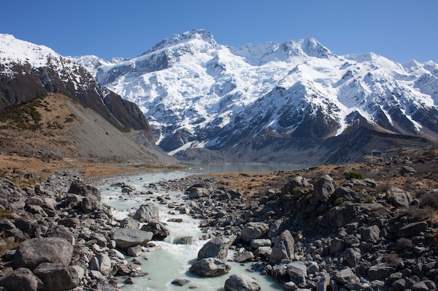 Rio glacial fluindo pelas montanhas. mount cook, nova zelândia