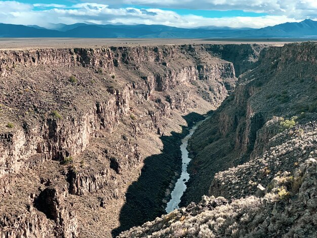 Rio Grande Gorge Fluss Taos New Mexico Südwest-Canyon Schlucht blauer dramatischer Himmel