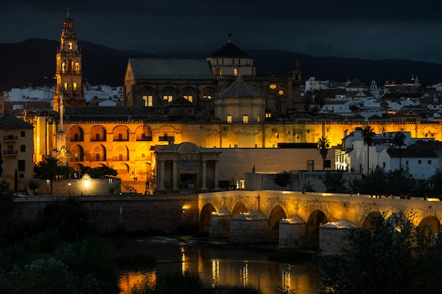 Río Guadalquivir con el Puente Romano.