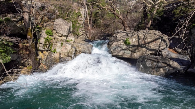 El río Hasanboguldu y las cascadas en el distrito de Edremit de la provincia de Balikesir en Turquía. Una piscina natural y un río en el monte Ida, Hasanboguldu, Kazdağı