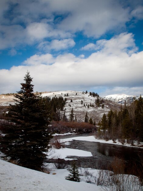 Un río helado en un día soleado en Colorado.