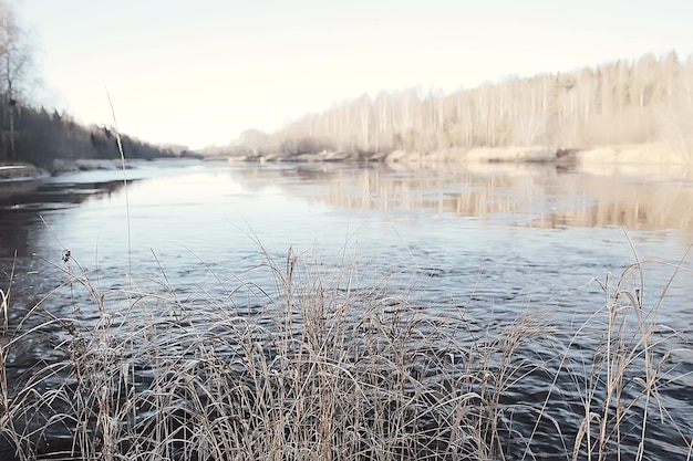 río helado noviembre diciembre, paisaje estacional en la naturaleza invierno