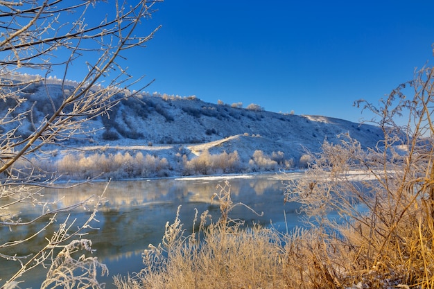 Río helado de las orillas montañosas y grandes témpanos de hielo