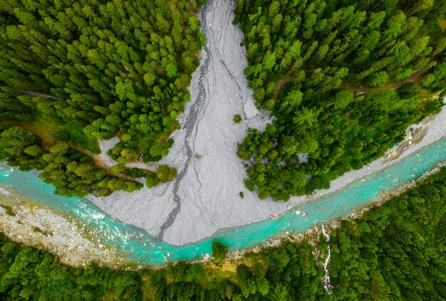 Rio inn que flui na floresta na suíça. vista aérea do zangão em um rio azul nas montanhas